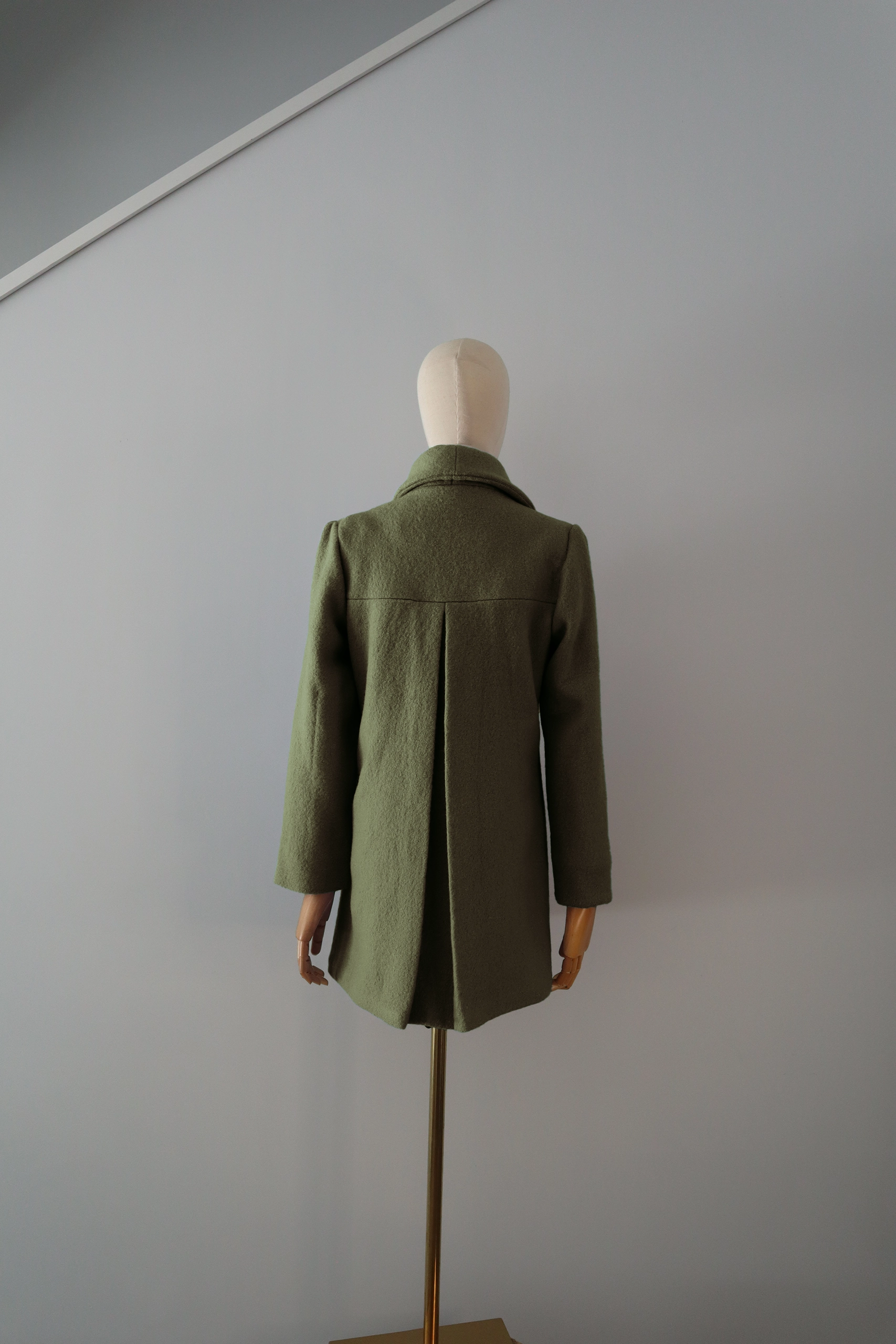 Abrigo Caqui Lana Calefactable Kalon Espalda