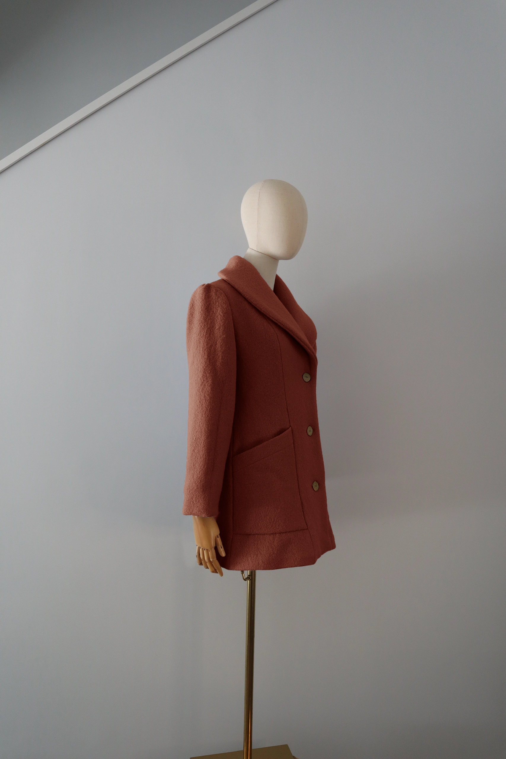 Abrigo Ladrillo Lana Calefactable Kalon Costado