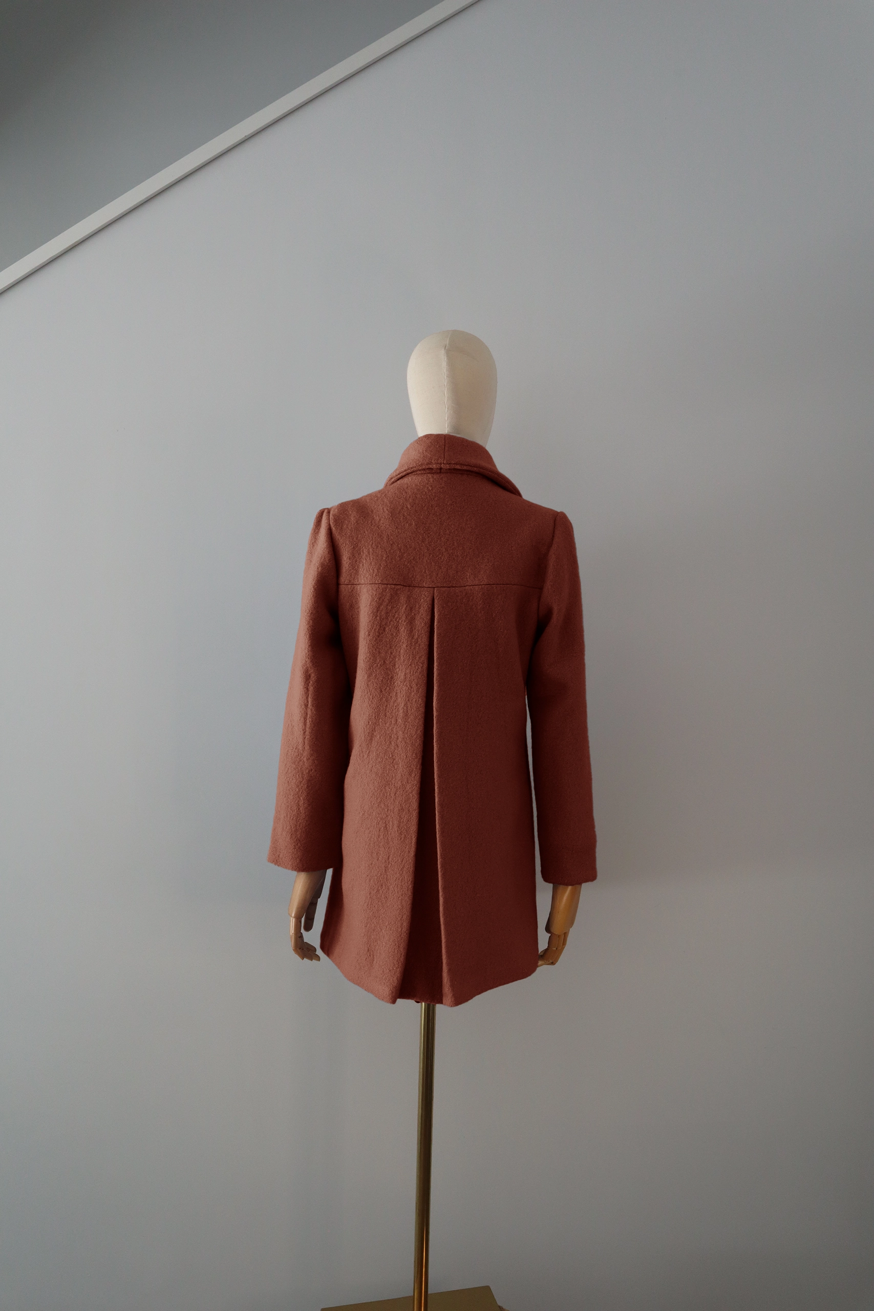 Abrigo Ladrillo Lana Calefactable Kalon Espalda