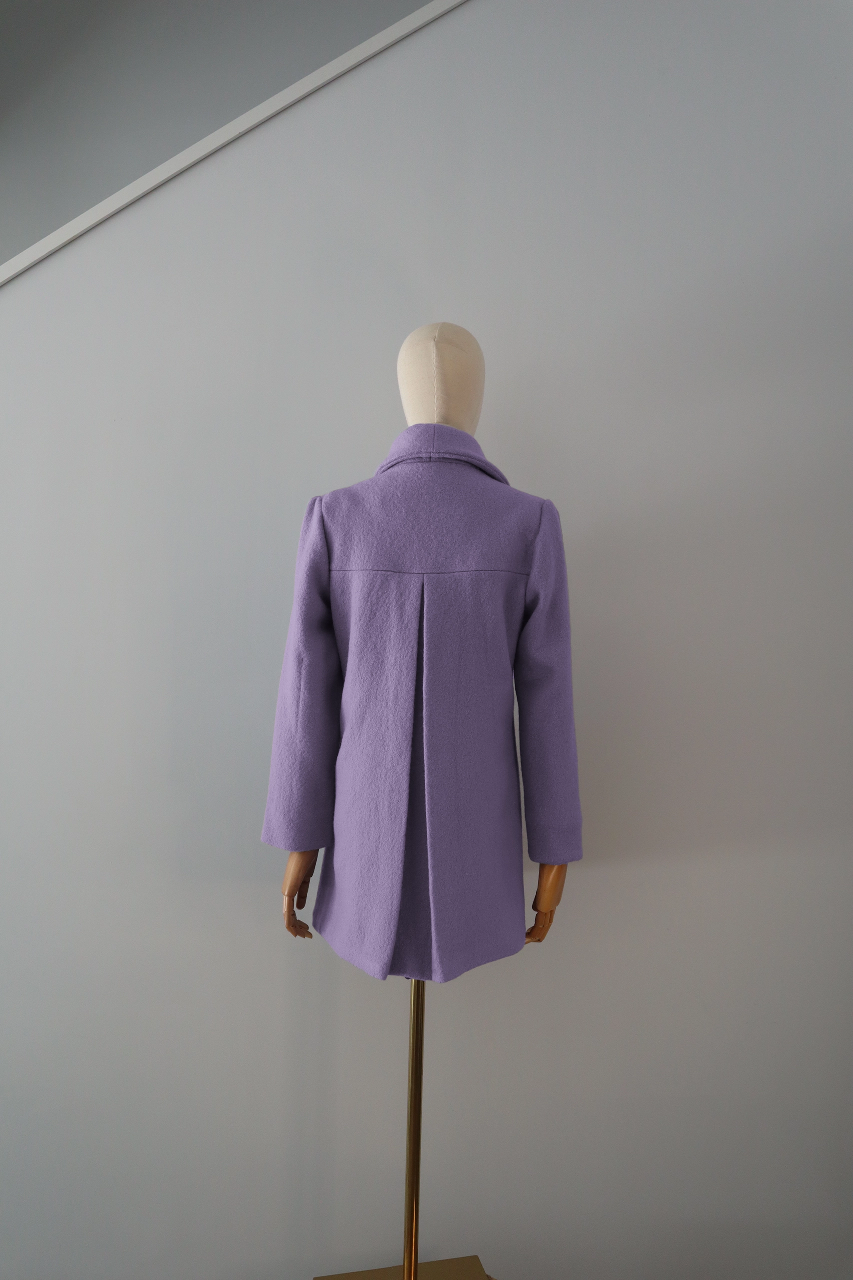 Abrigo Lila Lana Calefactable Kalon Espalda