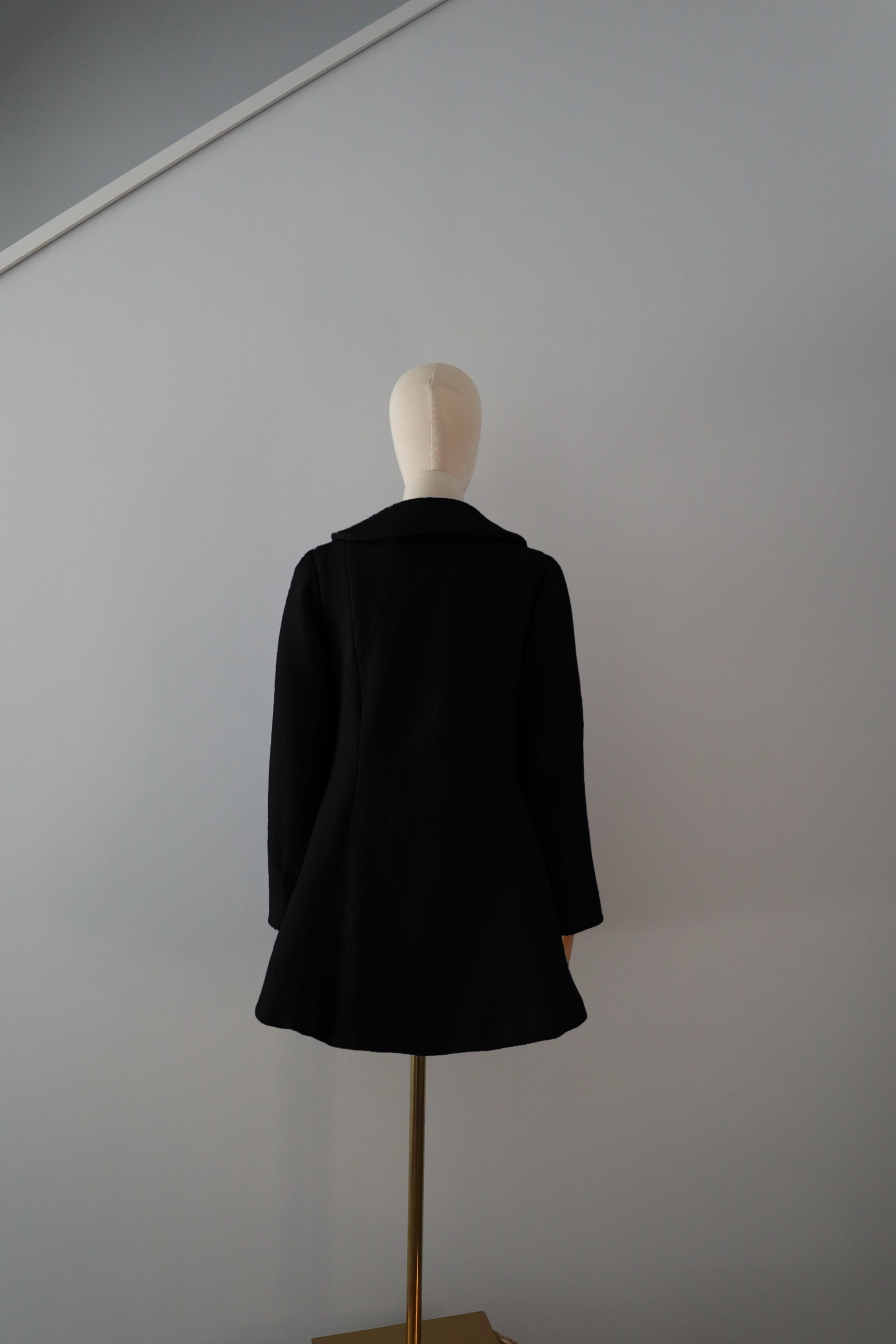 abrigo-negro-lana-calefactable-tiam-espalda Abrigo Negro Lana Calefactable Tiam Espalda