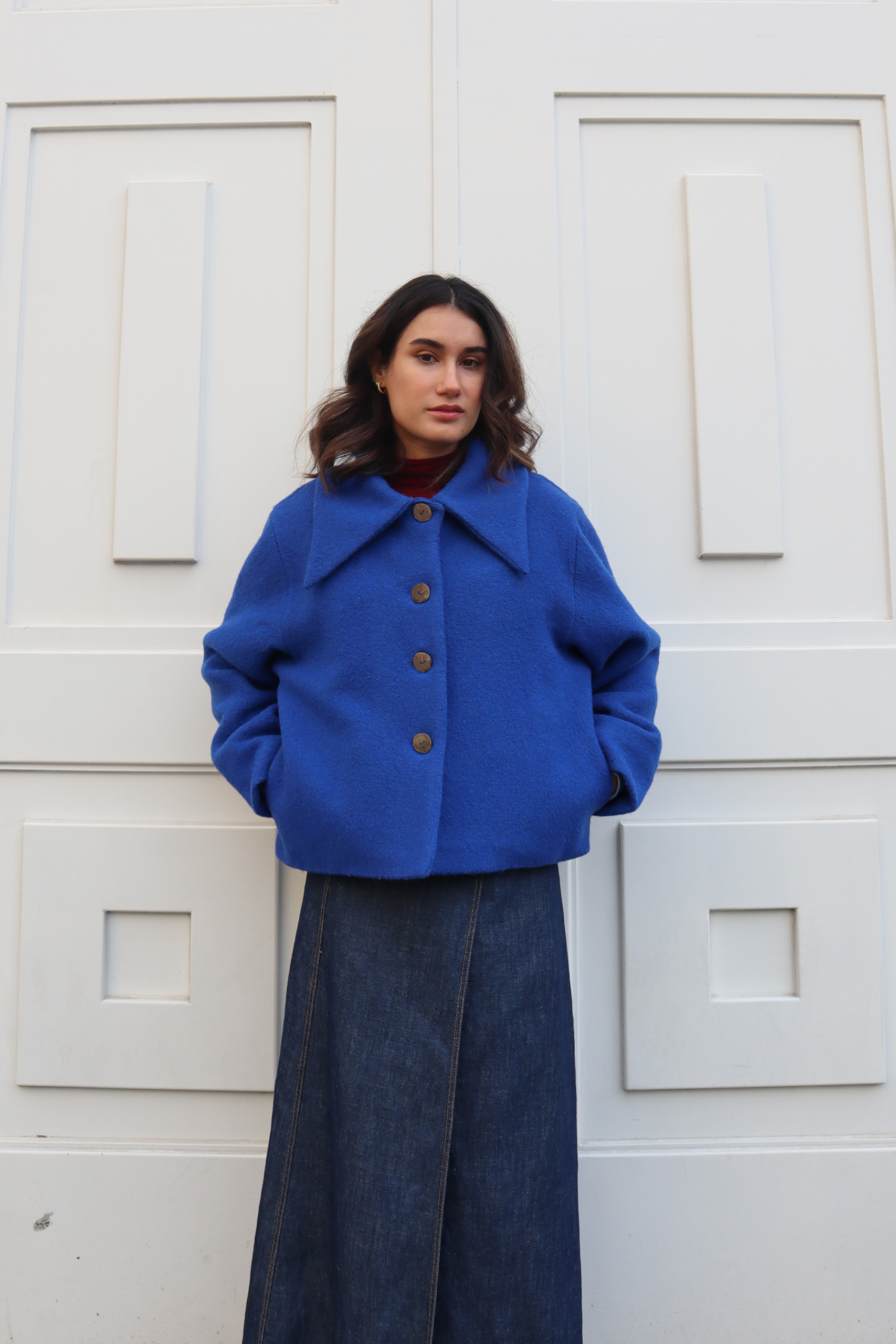 Abrigo Calefactable Twiggy azul electrico bolsillo