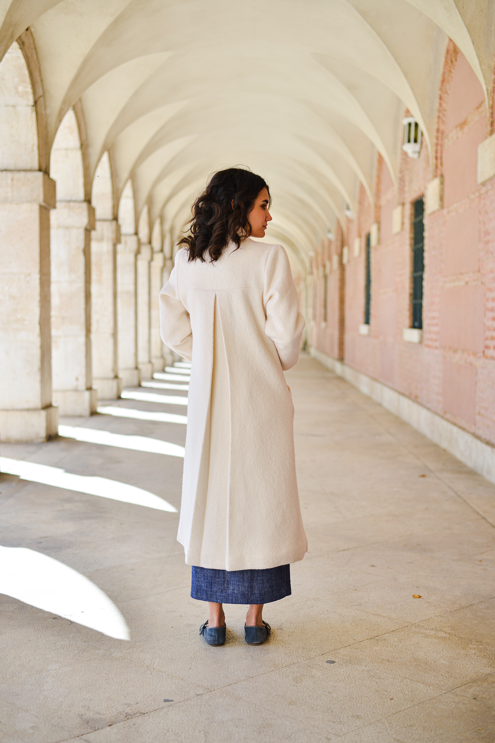 Abrigo Sisu blanco roto espalda