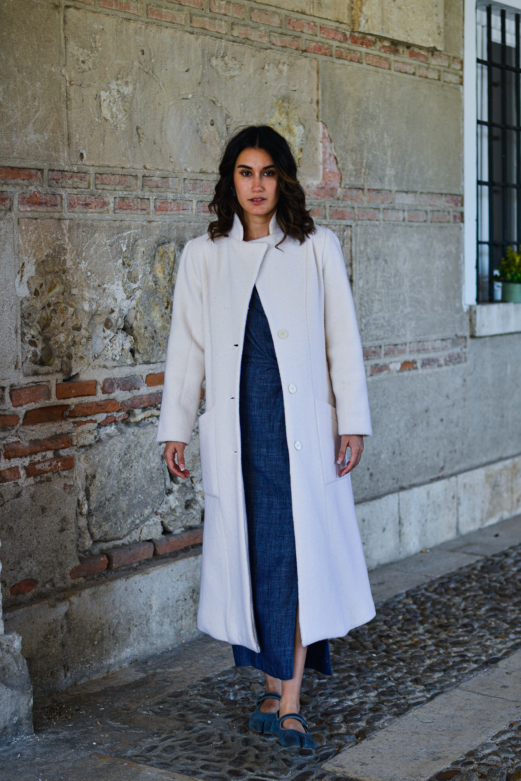 Abrigo Sisu blanco roto frente abierto